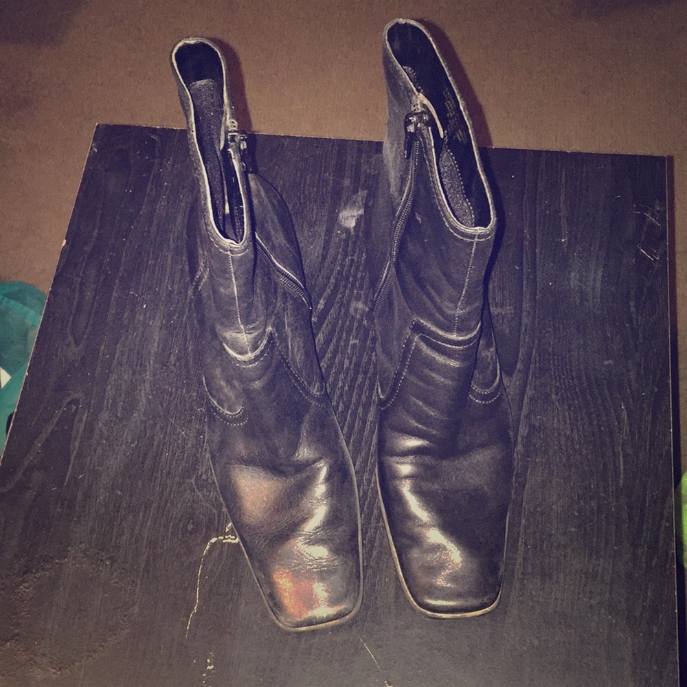 Black heeled boots